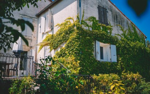 Maison de charme avec piscine et activité de location touristique rentable