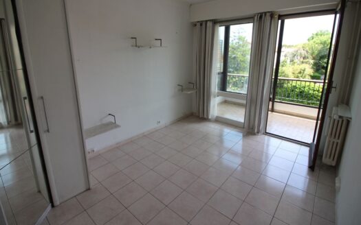 Superbe F3 central, calme et panoramique de 67m2 (77m2 habitables) avec terrasses, cave et park