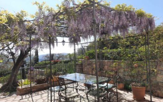 Maison provençale discretement mitoyenne