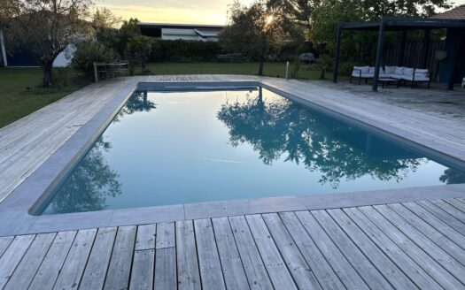 Maison rénovée avec piscine – Impasse calme, à 5 min du centre-ville et 10 min des écoles à pie