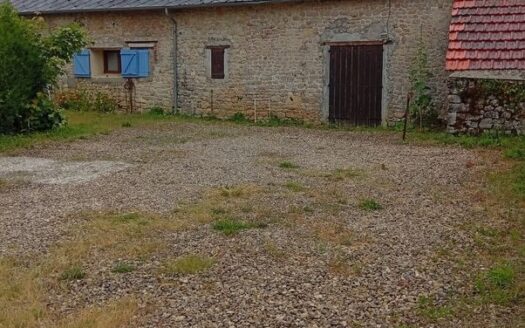 Longére .2 maisons 4appartements 2 hangars