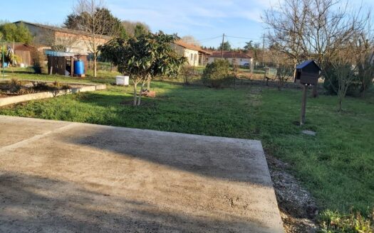 IDEAL FAMILLE : Maison plain-pied avec piscine , panneaux solaires et grand terrain près d’AGEN