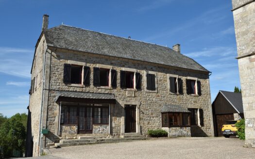 Maison de caractère sur la place du village de Saint-Paul, en Corrèze