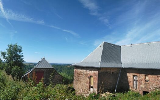 Charmant corps de ferme à finir de restaurer sur terrain d’un seul tenant de 3700 m2