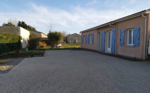 IDEAL FAMILLE : Maison plain-pied avec piscine , panneaux solaires et grand terrain près d’AGEN